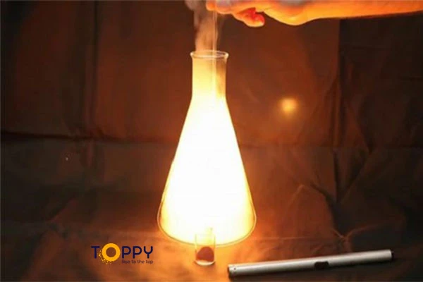 Photpho có thể bị đốt cháy khi tác dụng với oxi