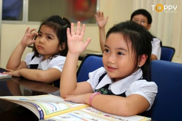 Trẻ phát triển ngôn ngữ thông qua việc làm quen, tiếp xúc với các văn học Việt