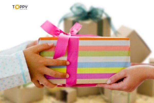 Tặng quà cho trẻ nên tặng khi nào?