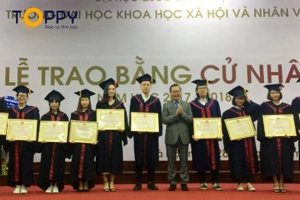 Lễ trao bằng cử nhân của Đại học Khoa học Xã hội và Nhân văn