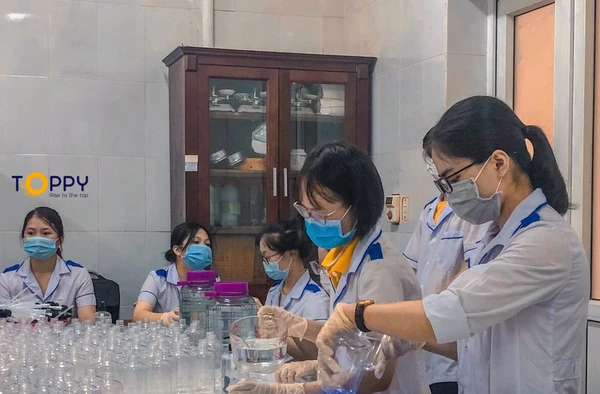 Sinh viên thực hành tại phòng thí nghiệm